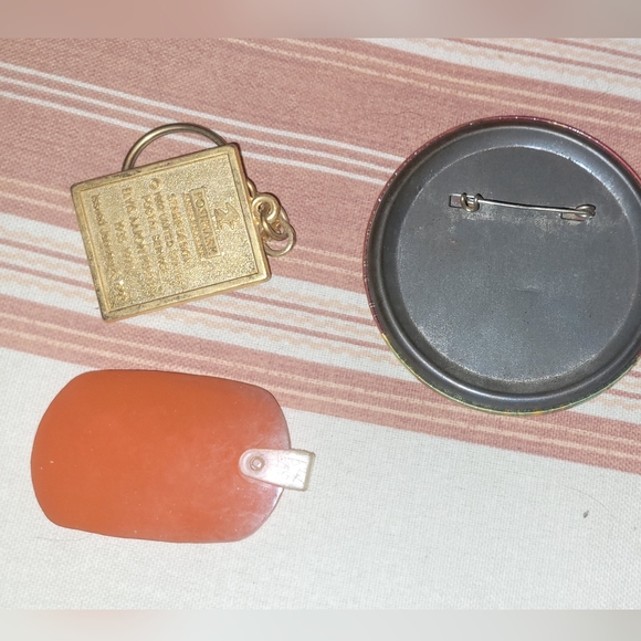 2 Elvis Presley Keychains & Pin - Picture 2 of 2